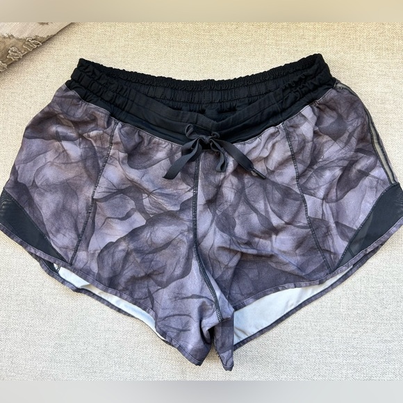 Lululemon Hotty Hot 3.5” Midnight Tulle
Multi Black Shorts, size 10 - Picture 1 of 10